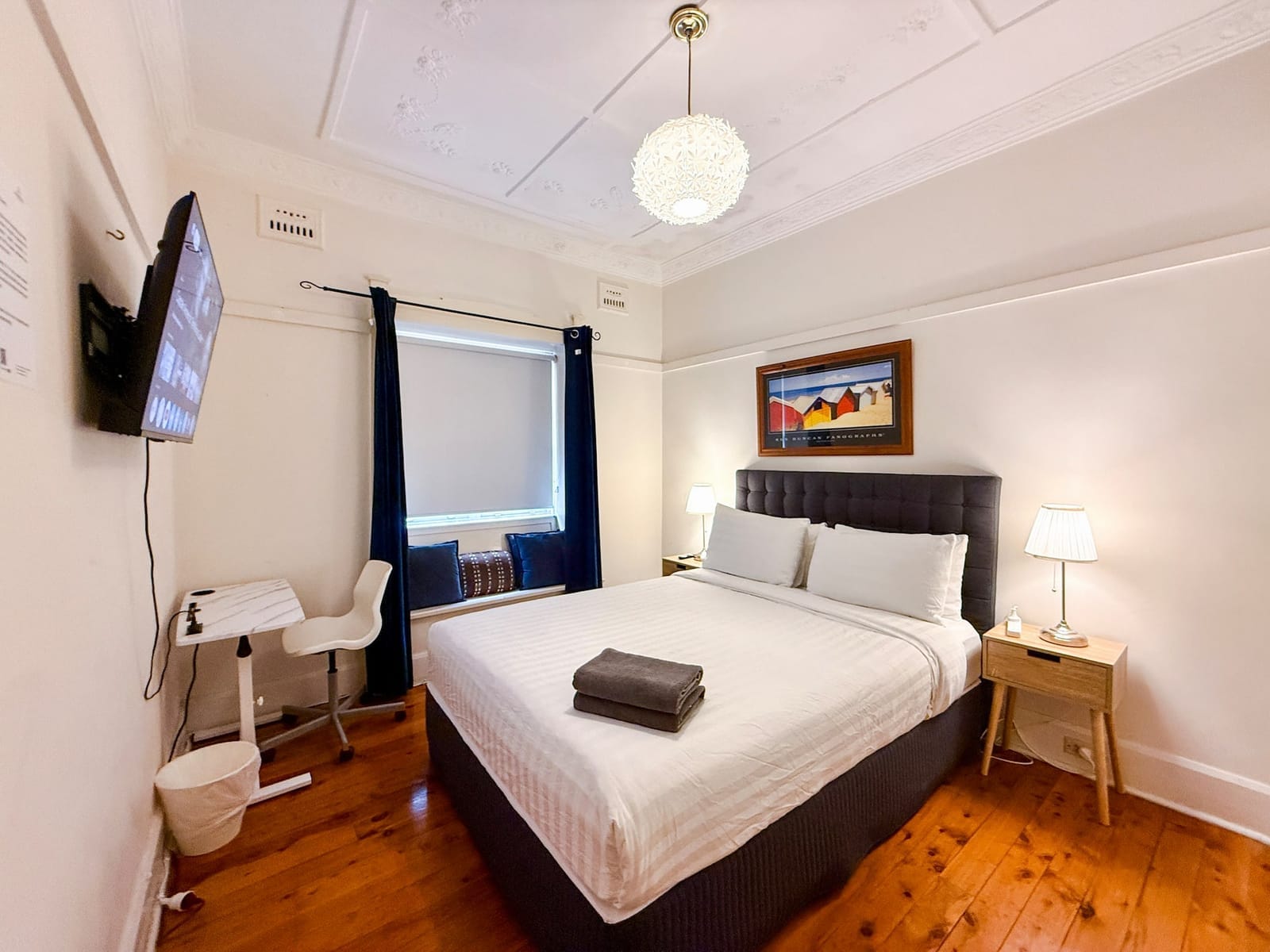 Sleep-in room, bed beside a window with a view of the water